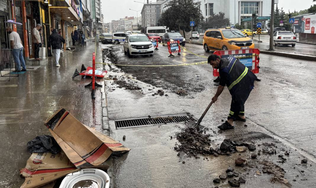 Erzurum'u sağanak vurdu! Evleri su bastı araçlar yolda mahsur kaldı - Resim: 8